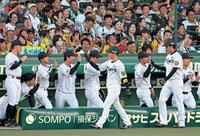 　２回、森下の三ゴロとエラーで生還しナインとタッチを交わす（手前右から）高橋と近本（撮影・立川洋一郎）