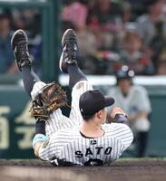 　８回、牧のライナーを捕球した佐藤輝（撮影・北村雅宏）