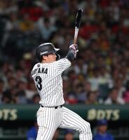 　７回、２点適時二塁打を放つ大山（撮影・北村雅宏）
