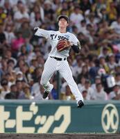 　４回、京田のゴロを処理し、一塁へジャンピングスローする小幡（撮影・北村雅宏）