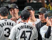 　ナインと勝利のタッチを交わす高橋（右）＝撮影・立川洋一郎