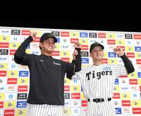 　お立ち台でポーズを決める高橋と坂本（右）＝撮影・北村雅宏