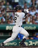 　２回、先制となる適時打を放つ坂本（撮影・北村雅宏）