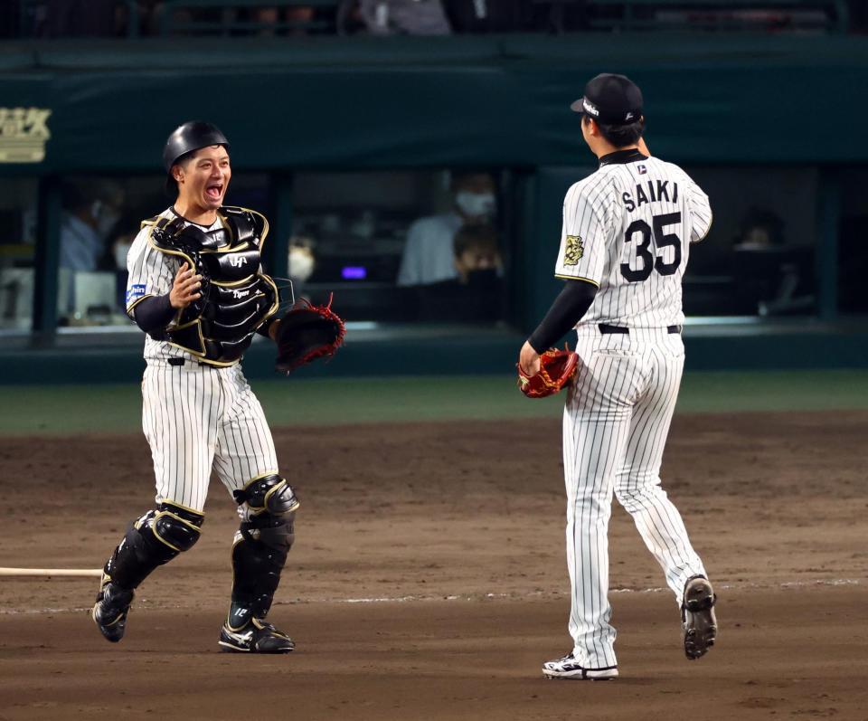 　才木（右）が完封勝利を決め、喜ぶ坂本（撮影・山口登）