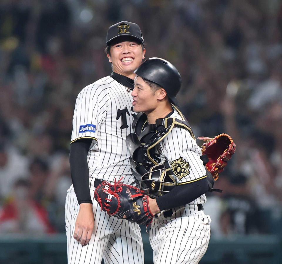　完封勝利を挙げ、坂本（右）と喜び合う才木（撮影・北村雅宏）
