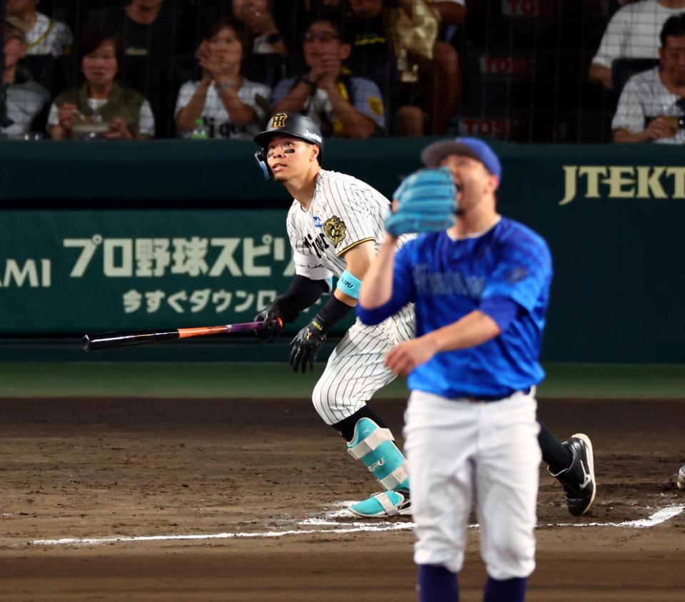 　６回、右越えにソロを放つ佐藤輝。投手ケイ＝撮影・山口登