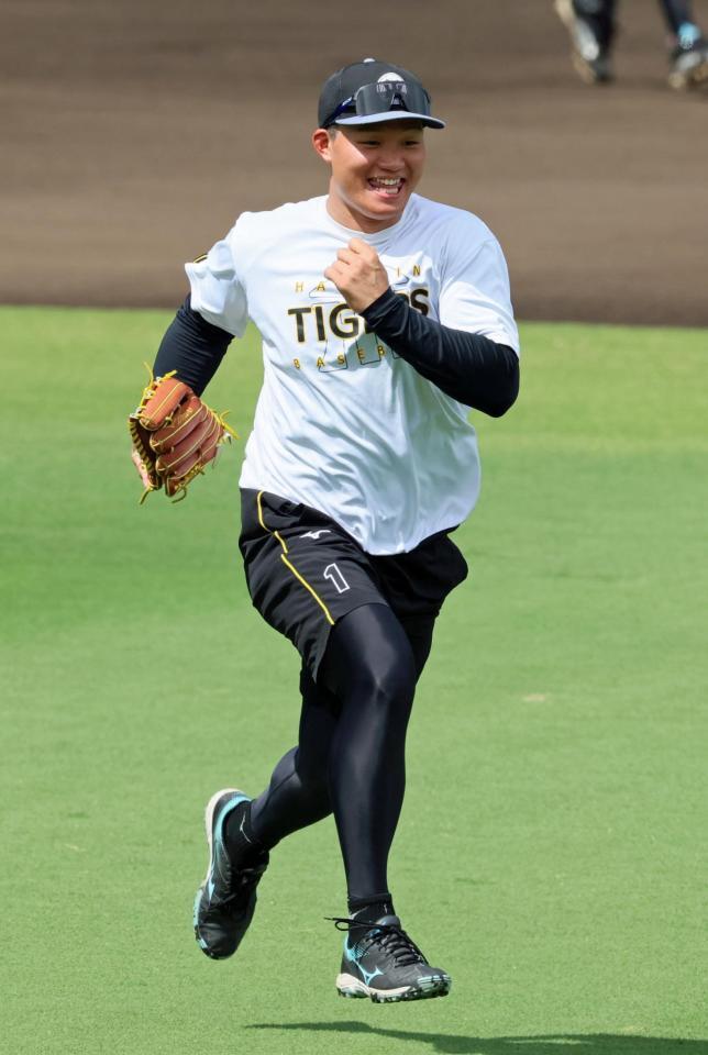 　守備位置へ向かってダッシュする森下（撮影・立川洋一郎）