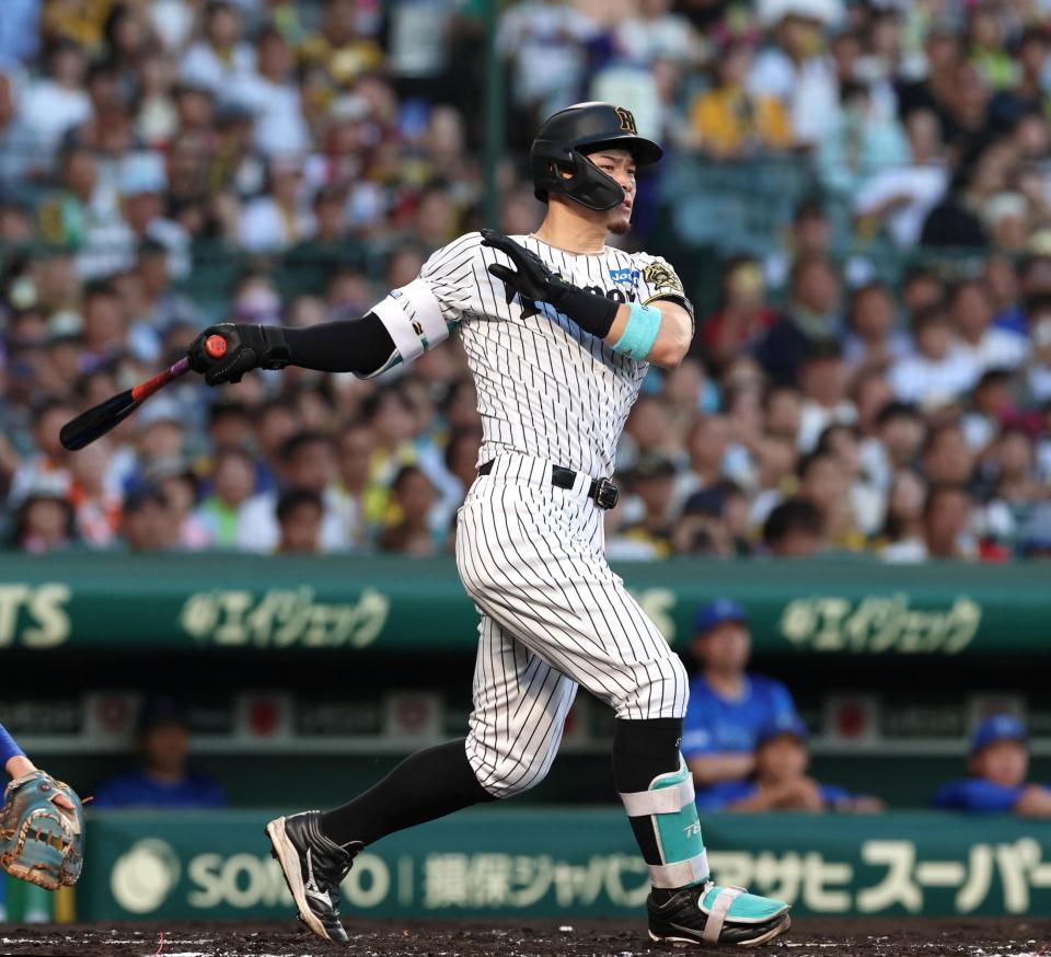 　２回、二塁打を放つ佐藤輝（撮影・北村雅宏）