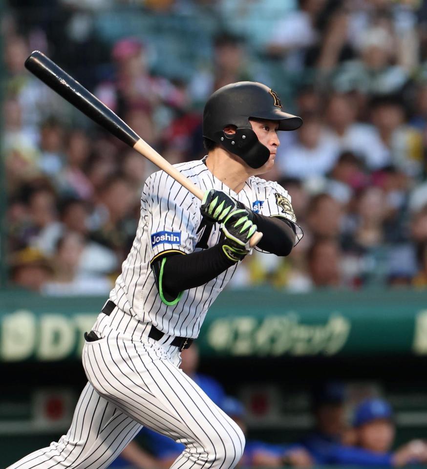 　２回、右前打を放つ高寺（撮影・北村雅宏）