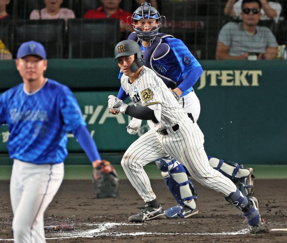 　６回、中前打を放つ坂本（撮影・立川洋一郎）