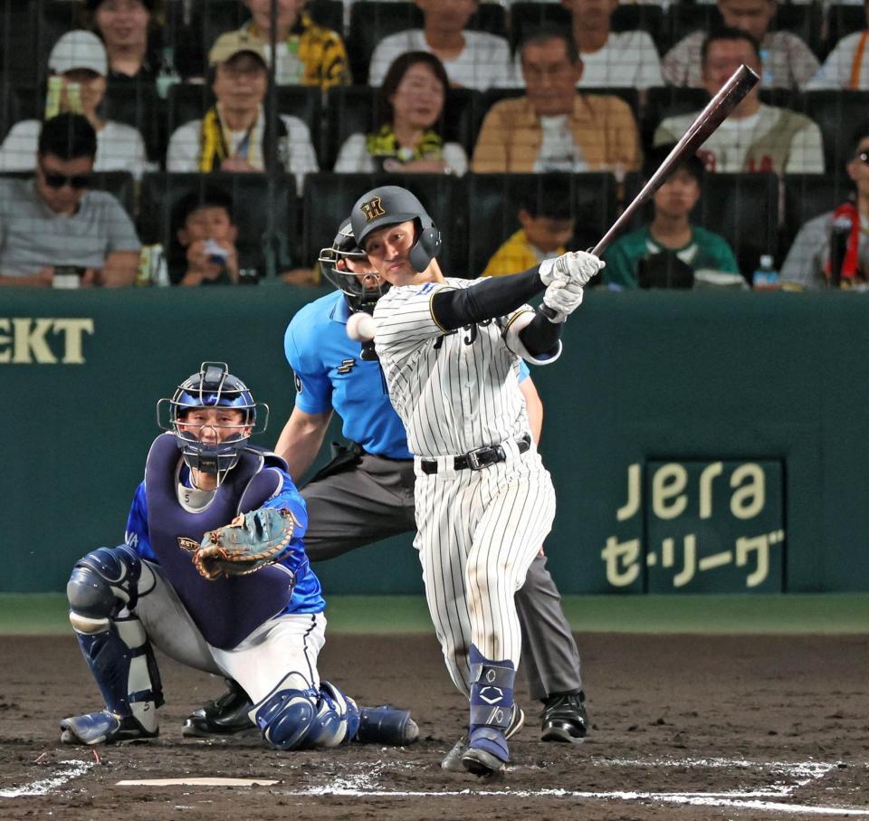 　６回、中前打を放つ坂本（撮影・立川洋一郎）