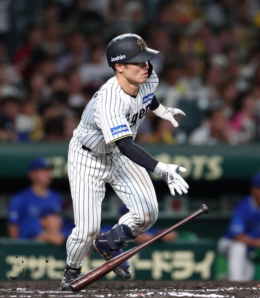 　６回、猛打賞となる中前打を放つ坂本（撮影・北村雅宏）