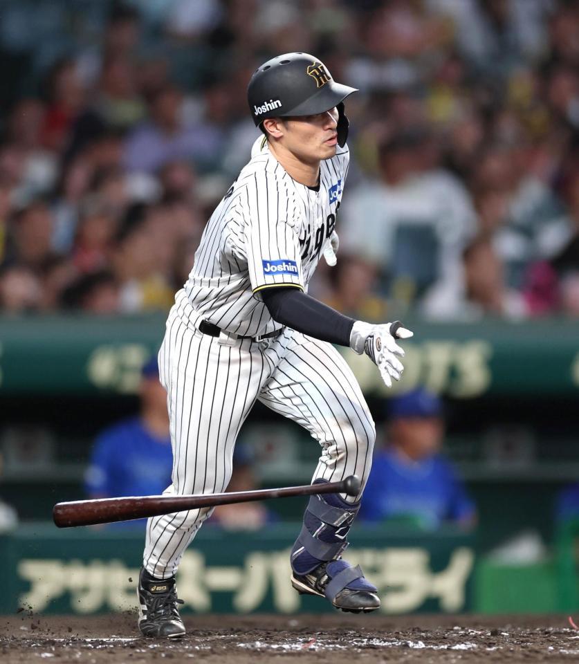 　３回、中前打を放つ坂本（撮影・北村雅宏）