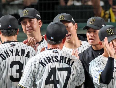 　ナインと勝利のタッチを交わす高橋（右）＝撮影・立川洋一郎