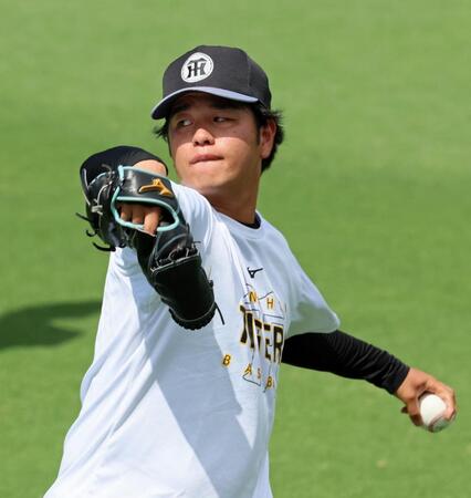 　キャッチボールをして汗を流す高橋（撮影・立川洋一郎）