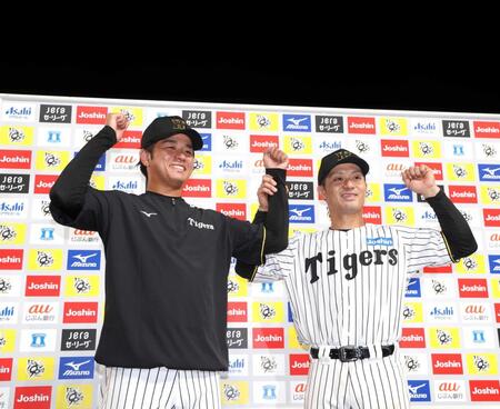 　お立ち台でポーズを決める高橋と坂本（右）＝撮影・北村雅宏