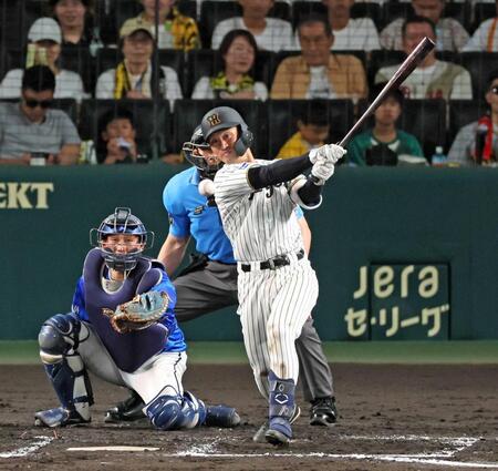 　６回、中前打を放つ坂本（撮影・立川洋一郎）