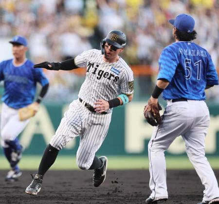 　２回、坂本の適時打で本塁へ走る佐藤輝（撮影・田中太一）