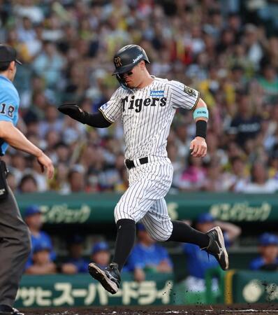 　２回、坂本の適時打で本塁へ生還する佐藤輝（撮影・北村雅宏）