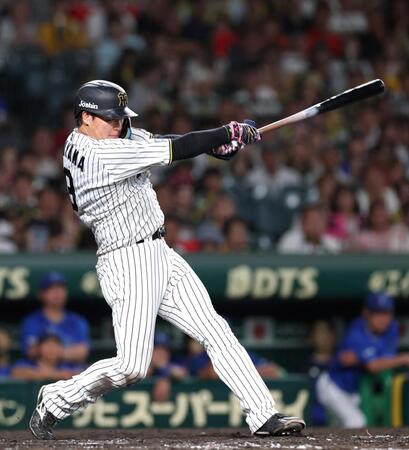 　５回、中前打を放つ大山（撮影・北村雅宏）