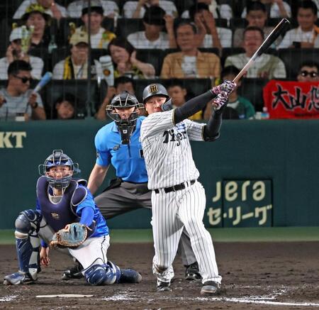 　７回、レフトオーバーの２点適時二塁打を放つ大山（撮影・立川洋一郎）
