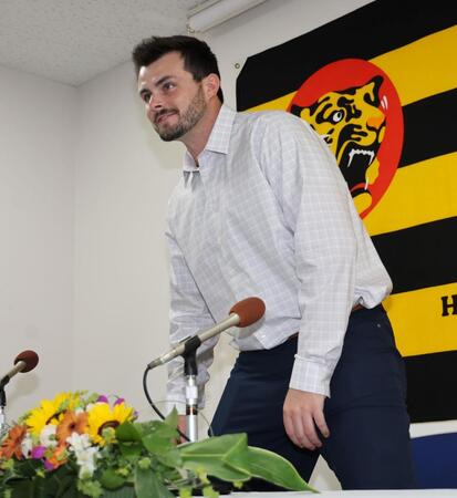 　会見に臨むハートウィグ（撮影・田中太一）