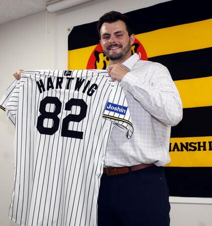 　背番号を見せるハートウィグ（撮影・田中太一）