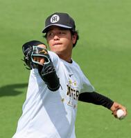 　キャッチボールをして汗を流す高橋（撮影・立川洋一郎）