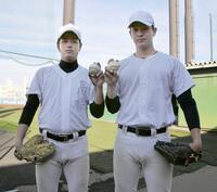 　亜大時代の高橋（左）と嘉陽