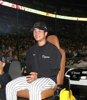 　今季初勝利を挙げ、笑顔を見せる高橋（撮影・北村雅宏）