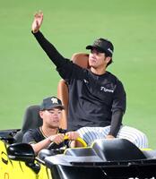 　スタンドのファンに手を振って場内一周する高橋（撮影・立川洋一郎）