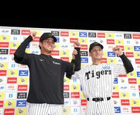 　お立ち台でポーズを決める高橋と坂本（右）＝撮影・北村雅宏