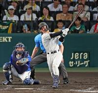 　３回、中前打を放つ坂本（撮影・立川洋一郎）