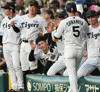 　２回、生還した近本を迎える坂本（撮影・田中太一）