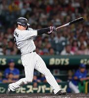 　５回、中前打を放つ大山（撮影・北村雅宏）