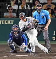 　５回、中前打を放つ大山（撮影・立川洋一郎）