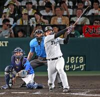 　７回、レフトオーバーの２点適時二塁打を放つ大山（撮影・立川洋一郎）