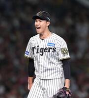 　６回、松尾を空振り三振に仕留め、ほえる湯浅（撮影・北村雅宏）