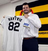 　背番号を見せるハートウィグ（撮影・田中太一）