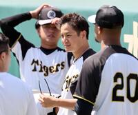 　練習前、投手陣と話をする大竹（撮影・田中太一）