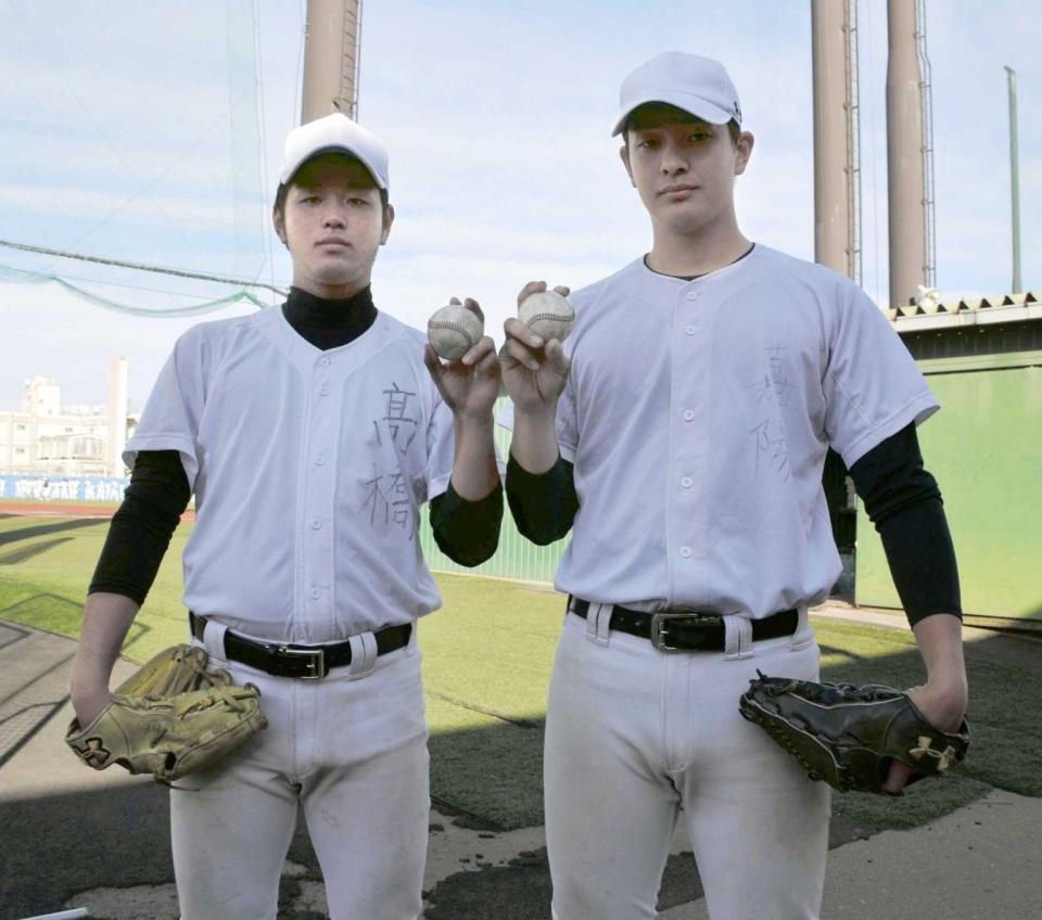 　亜大時代の高橋（左）と嘉陽