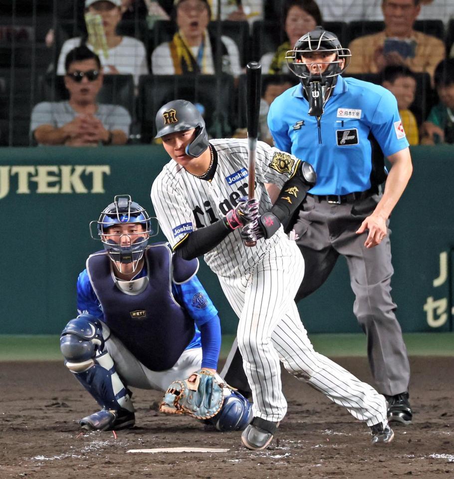 　５回、中前打を放つ大山（撮影・立川洋一郎）