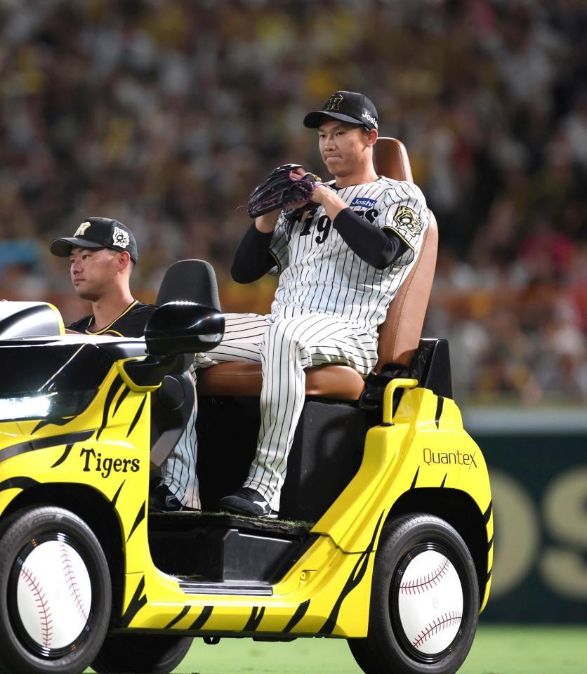 　６回途中、リリーフカーでマウンドへ向かう湯浅（撮影・北村雅宏）