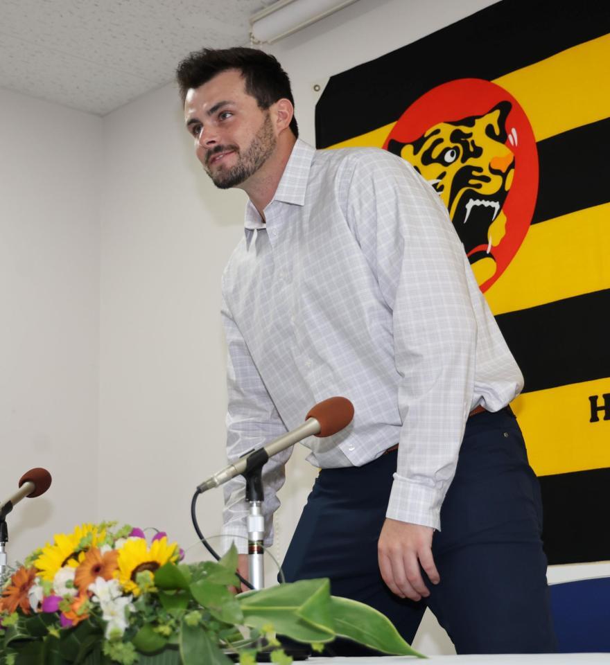 　会見に臨むハートウィグ（撮影・田中太一）