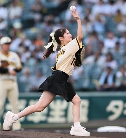 　始球式をするＮＭＢ４８の川上千尋（撮影・田中太一）