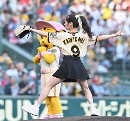 　始球式を務めるＮＭＢ４８・川上千尋（撮影・西田忠信）