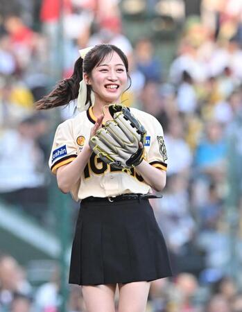阪神 NMB48の川上千尋が始球式でノーバウンド投球「練習の