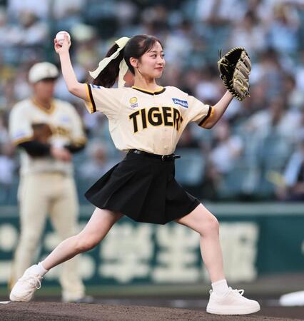 　始球式をするＮＭＢ４８の川上千尋（撮影・田中太一）