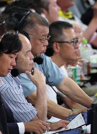 　解説する（左２人目から）岡田彰布オーナー付顧問、掛布雅之氏（撮影・北村雅宏）