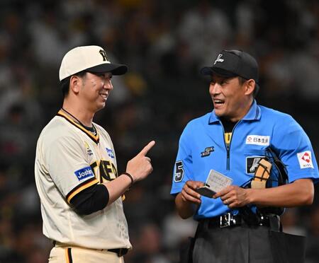 　７回を終え、選手交代を告げる藤川監督（左）＝撮影・西田忠信